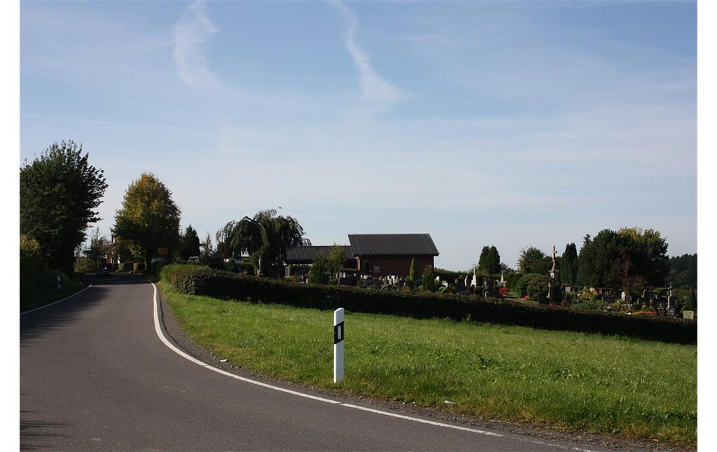 Friedhof Hohkeppel am Ortseingang von Vellingen kommend. (2017)