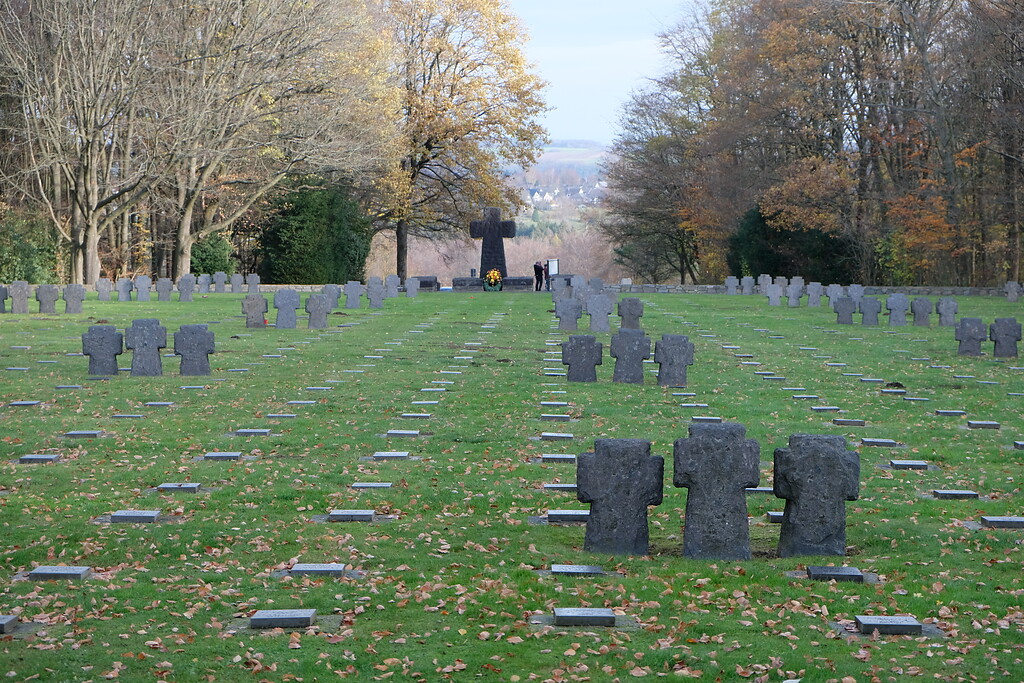 Bild 9: Grabplatten und Symbolkreuz-Gruppen auf der Kriegsgräberstätte Vossenack heute (2020).