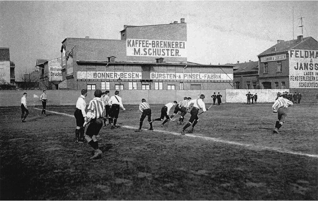 Historische Aufnahme von einem Feldhockeyspiel des Bonner Hockey-Clubs gegen den Harvestehuder Hockey-Club aus Hamburg am 11. April 1909 auf dem Platz des Bonner Fußball Vereins (BFV) an der Richard-Wagner-Straße in der Bonner Weststadt.