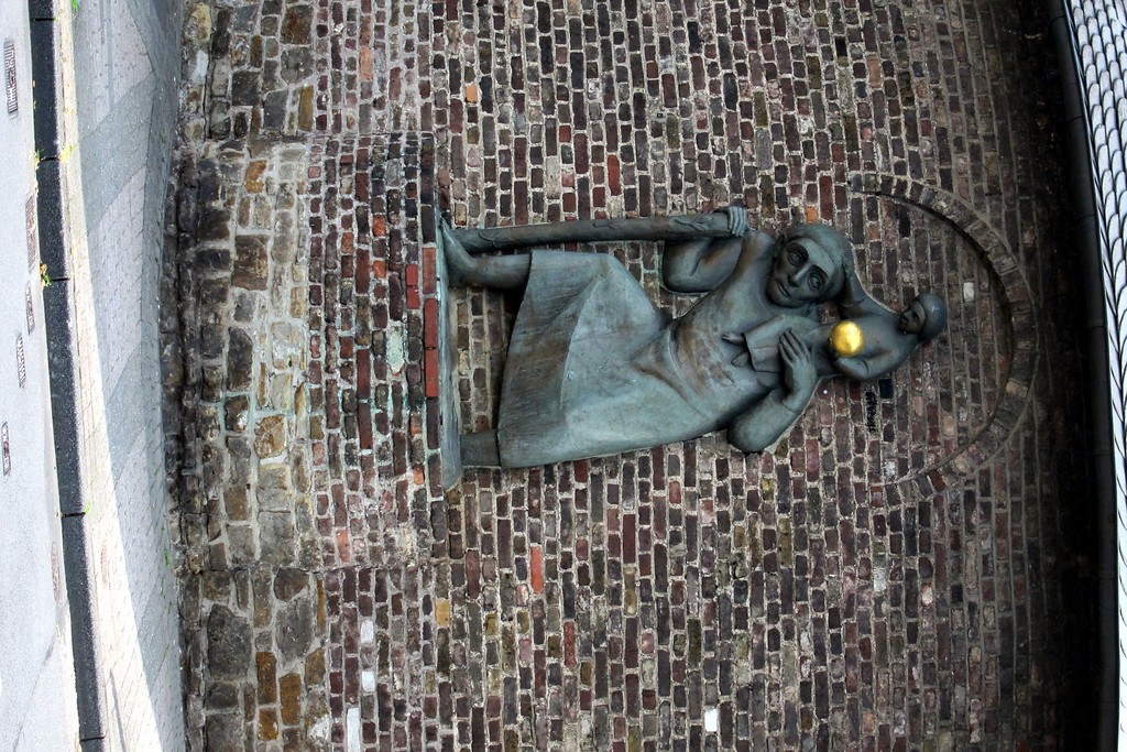 Christophorusstatue an der Außenseite des Chors der Kalker Kapelle in Köln (2012)