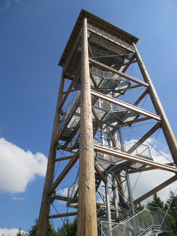 Mit vier Baumstämmen erbauter Aussichtsturm am Weißen Stein (2015)