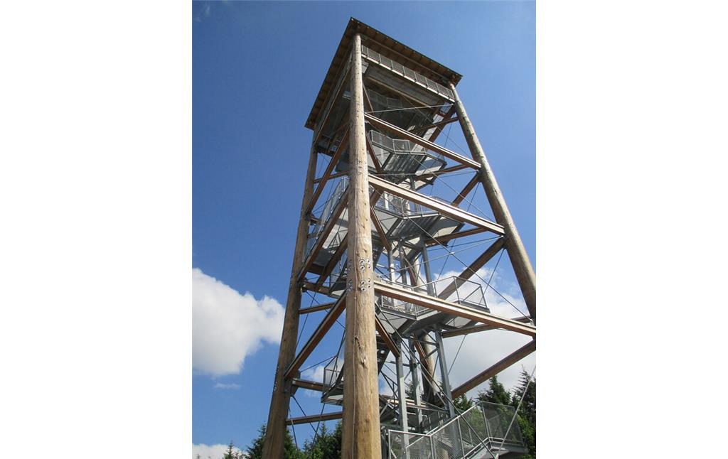 Mit vier Baumstämmen erbauter Aussichtsturm am Weißen Stein (2015)