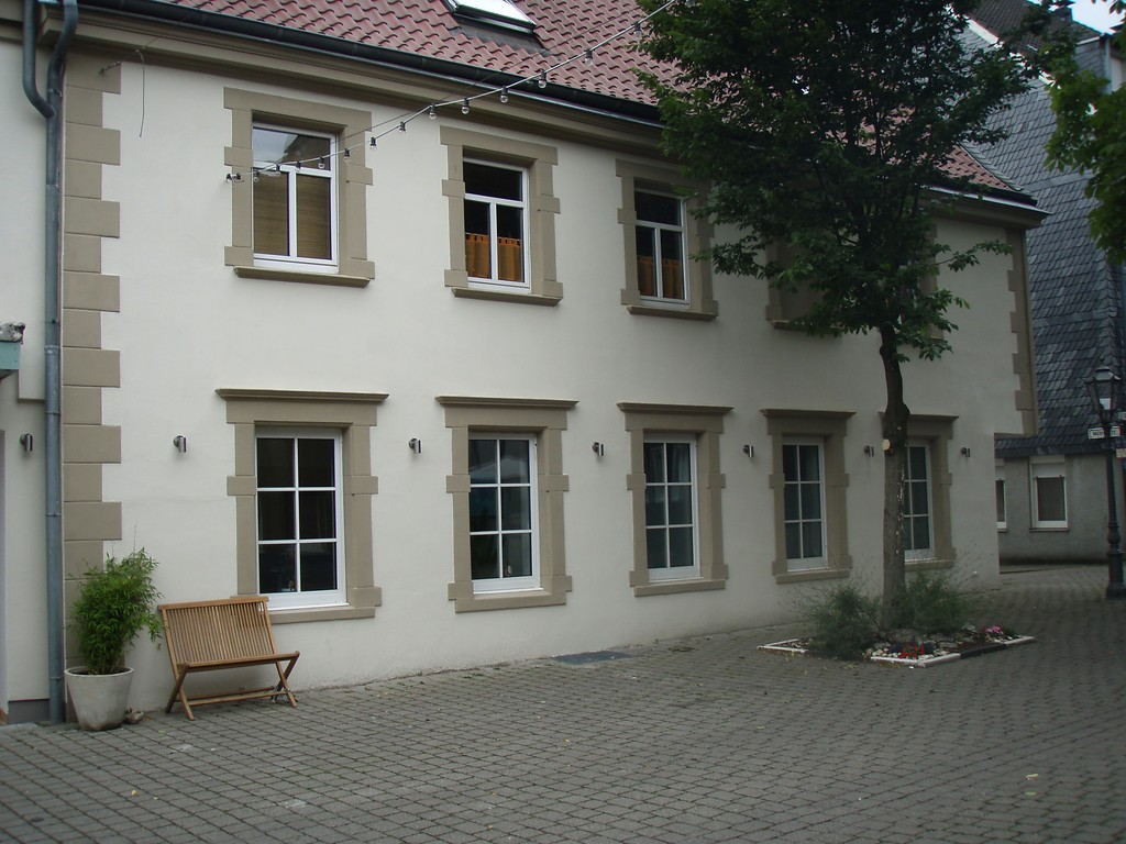 Das Steinenhaus (ehemals Gaststätte "Deutsches Haus") in der Schwanenstraße 12 in Wülfrath-Innenstadt (2009) von der Schwanenstraße aus gesehen.