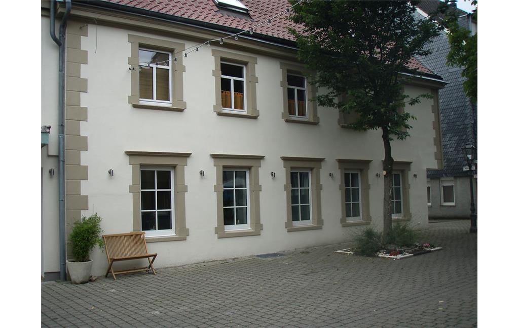 Das Steinenhaus (ehemals Gaststätte "Deutsches Haus") in der Schwanenstraße 12 in Wülfrath-Innenstadt (2009) von der Schwanenstraße aus gesehen.