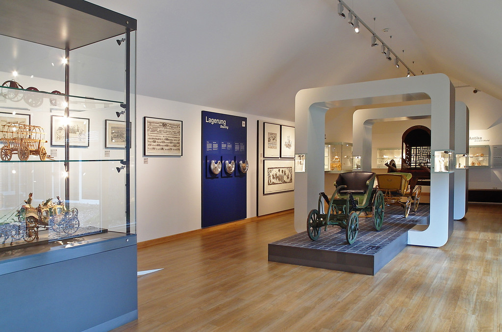 Ausstellungsraum mit historischen Kutschen im Museum Achse, Rad und Wagen (2013)