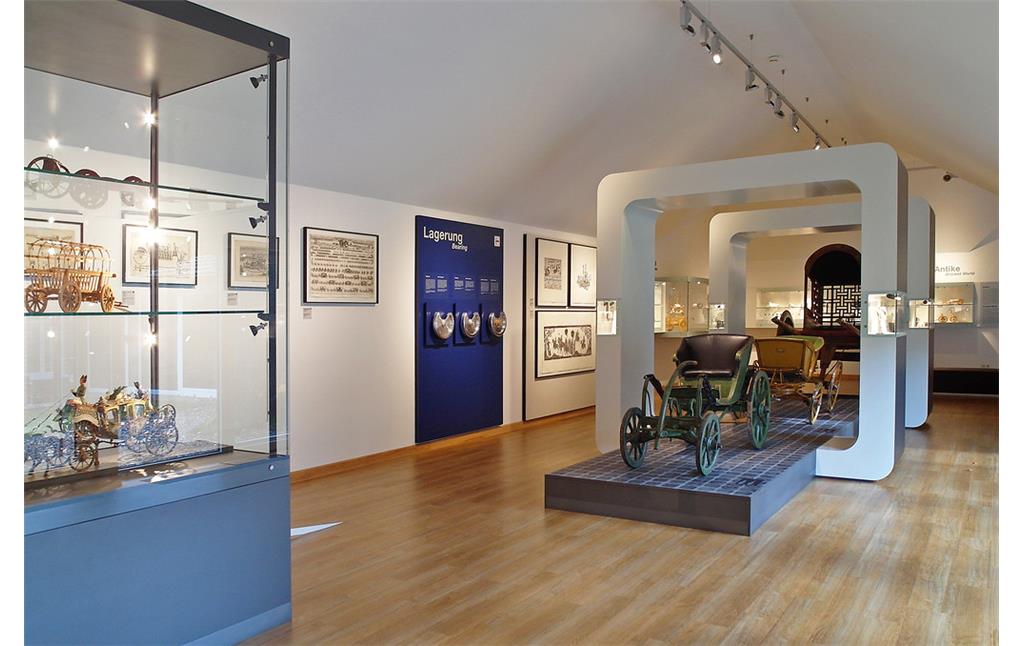 Ausstellungsraum mit historischen Kutschen im Museum Achse, Rad und Wagen (2013)