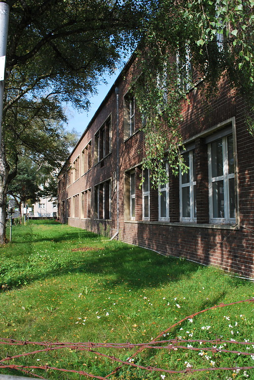 Denkmalgeschützte Fassaden der nach 1948 neu entstandenen Kabelfabrik der Clouth-Werke an der Niehler Straße (2014).