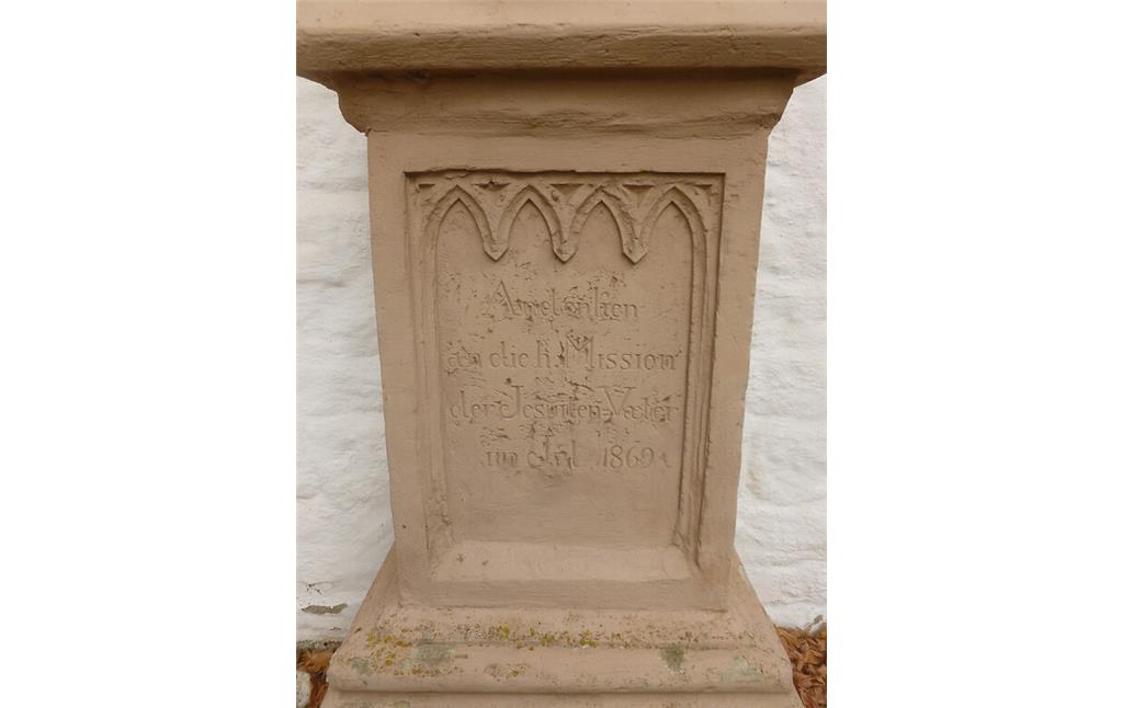 Der Schriftzug auf dem Sockel des Sandsteinkreuzes an der Pfarrkirche St. Andreas in Glehn trägt die Inschrift: "Andenken an die H. Mission der Jesuiten-Väter im Jul. 1869" (2014)