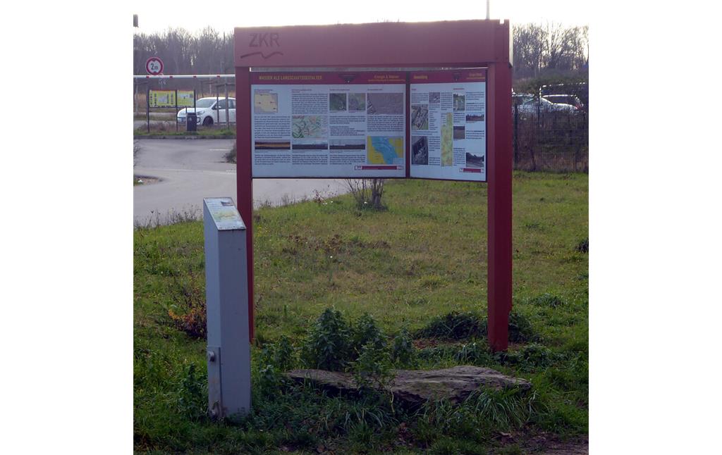 Abbildung 1: Erzählstation Randkanal vor dem Ankerpunkt des Themenpfades Energie & Wasser des Zweckverbandes Kölner Randkanal (2019)