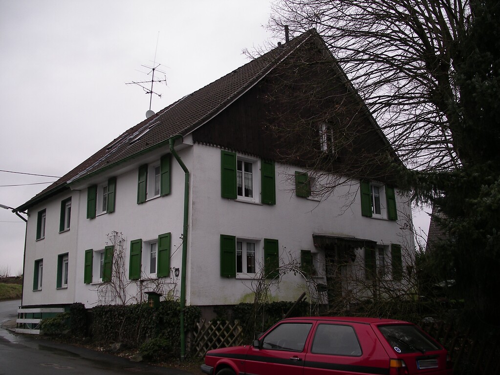 Das zweigeschossige Wohnhaus befindet sich im historischen Ortskern von Ispingrade (2008)