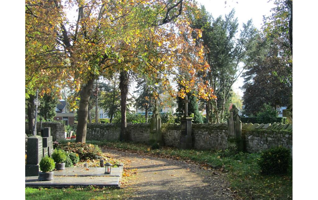 Alter katholischer Friedhof Rheinbach mit alter Friedhofsmauer und daran aufgereihten historischen Grabsteinen (2014)