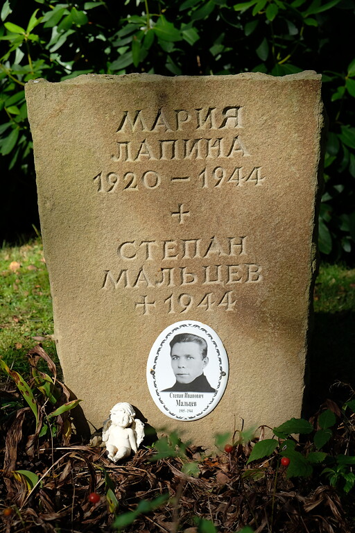 Bild 17: Grabstein mit einem nachträglich von Angehörigen angebrachten Porträt des Toten auf der Gräberstätte Rurberg (2021).