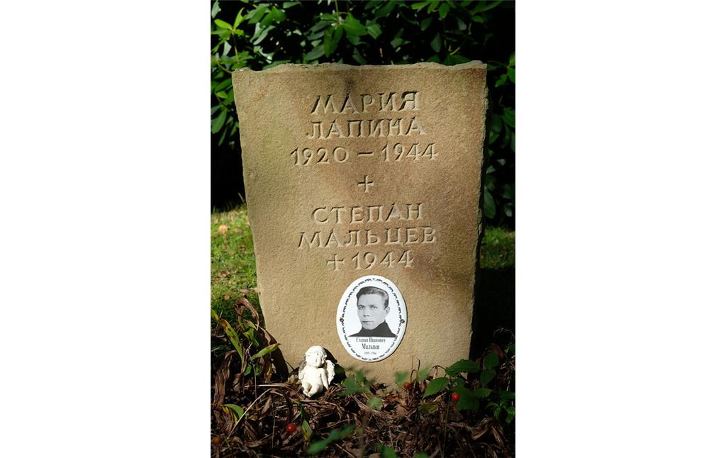 Bild 17: Grabstein mit einem nachträglich von Angehörigen angebrachten Porträt des Toten auf der Gräberstätte Rurberg (2021).