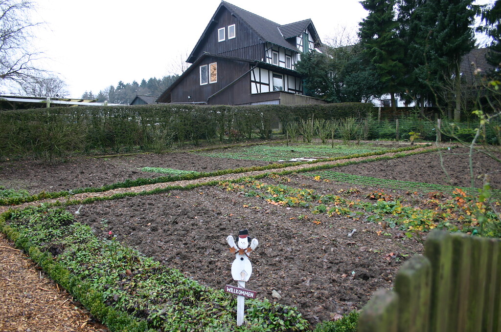 In Finkensiepen befindet sich ein Bauerngarten mit Außenhecke und Buchsbaumunterteilung der Beete (2008)