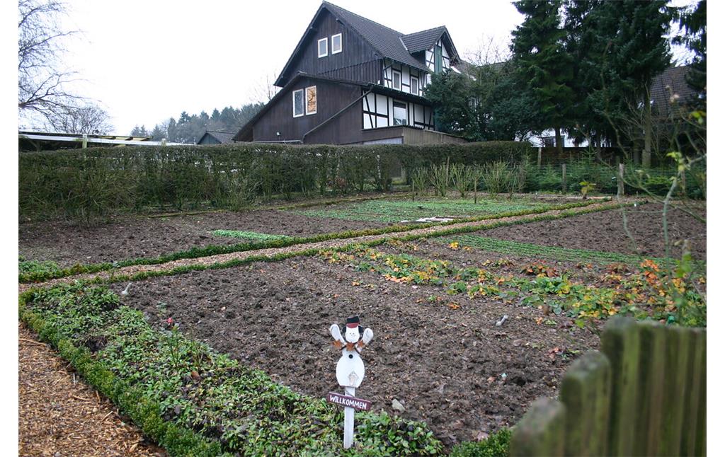 In Finkensiepen befindet sich ein Bauerngarten mit Außenhecke und Buchsbaumunterteilung der Beete (2008)