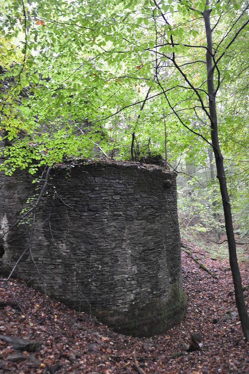 Nordflanke mit Resten eines Wachtturms der Burg Neuenberg, Lindlar (2014)