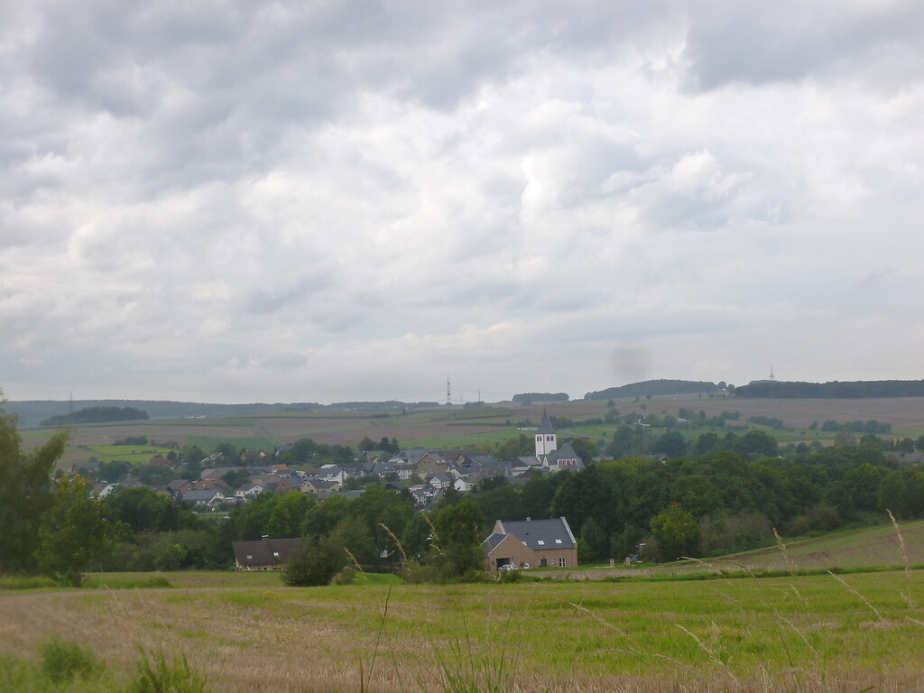 Vom nordwestlichen Ortsausgang von Hostel aus besteht eine Blickbeziehung nach Glehn. (2014)