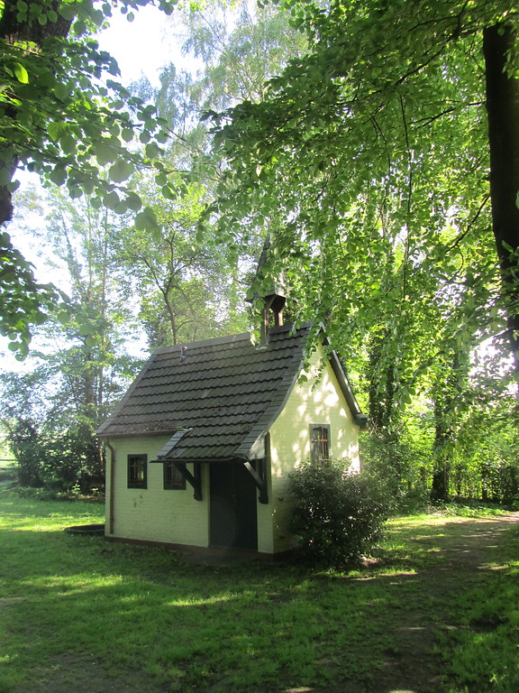 Gelb verputzte Wimaruskapelle am Mahlweiher (2014)