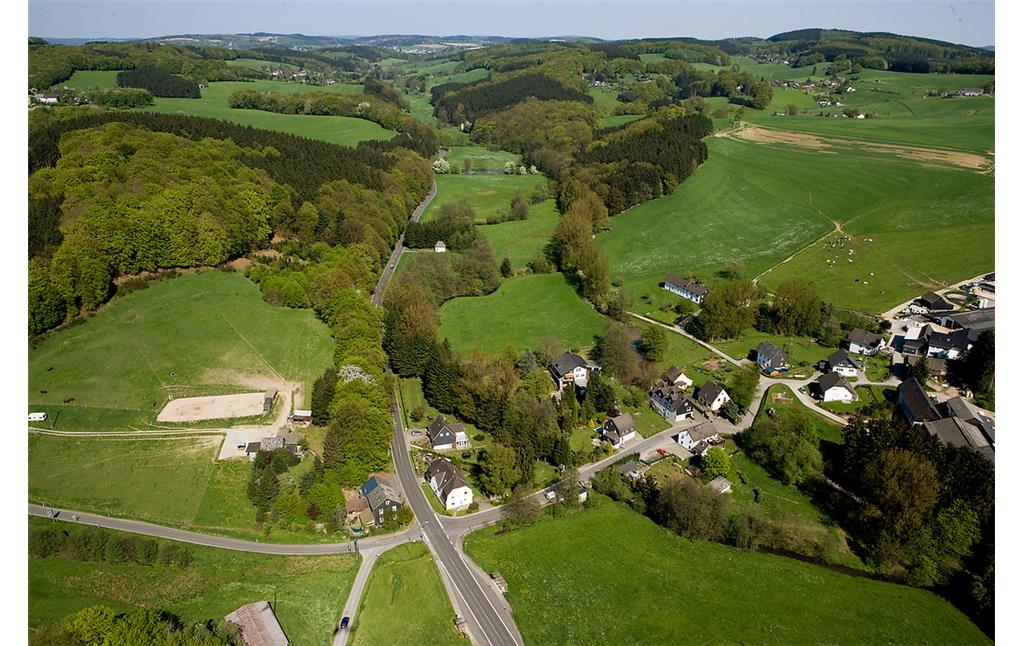 Vellingen, Sülz (links) und Mühlengraben (rechts) zur Vellinger Mühle sind am bachbegleitenden Baumbestand im Gelände erkennbar, Lindlar (2009)
