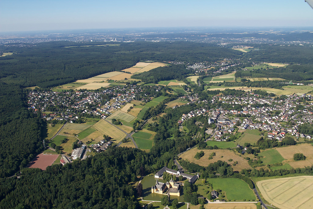 Burg Gudenau und Kottenforst von Südwesten (2015)