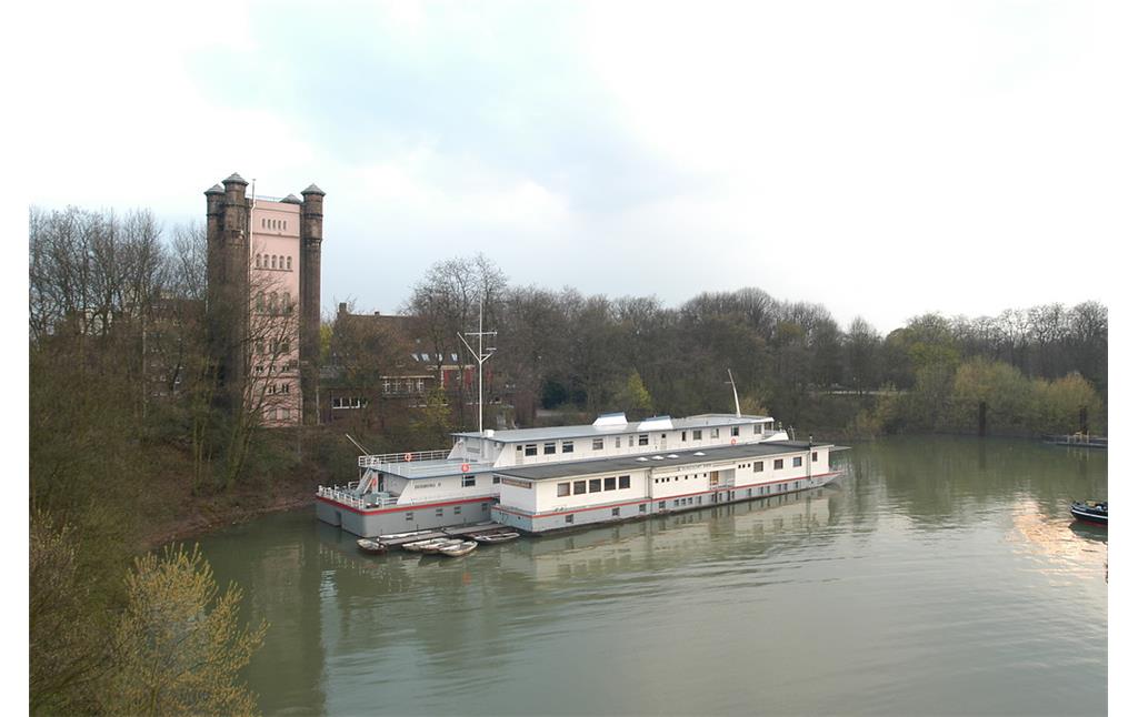 Trajektturm mit ehemaligem Eisenbahnhafen und Schulschiff Rhein in Duisburg-Homberg (2006)