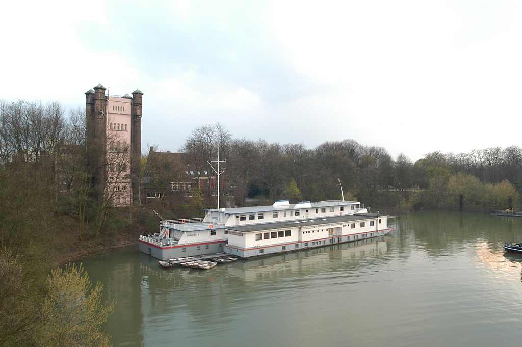 Trajektturm mit ehemaligem Eisenbahnhafen und Schulschiff Rhein in Duisburg-Homberg (2006)