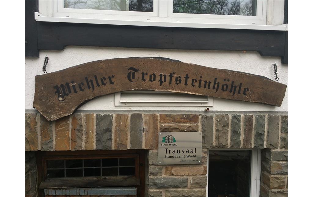 Wiehler Tropfsteinhöhle (2017), Schild über dem Eingangsbereich