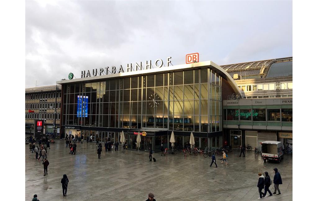 Empfangsgebäude des Kölner Hauptbahnhofs mit dem Bahnhofsvorplatz von Südwesten aus gesehen (2019)
