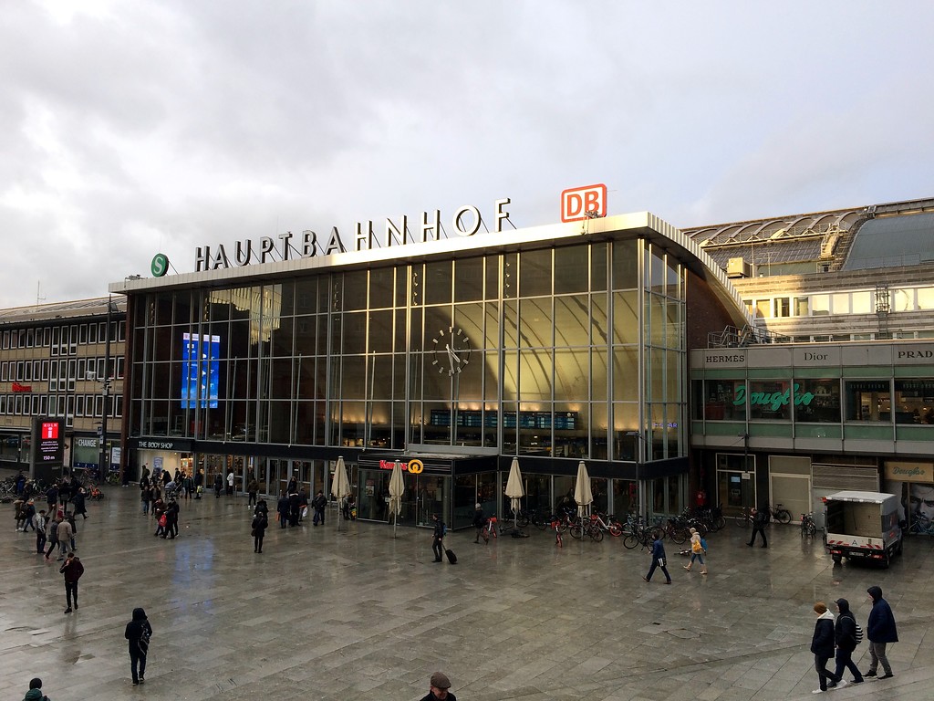 Empfangsgebäude des Kölner Hauptbahnhofs mit dem Bahnhofsvorplatz von Südwesten aus gesehen (2019)