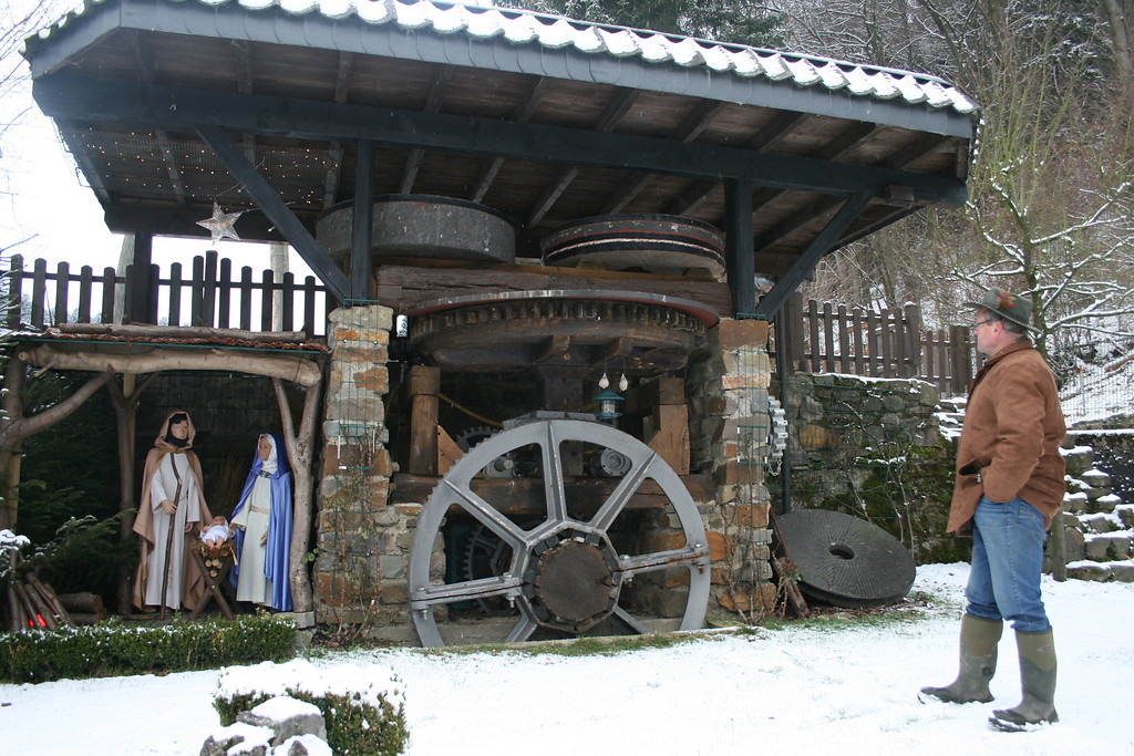 Der außerhalb der Mühle wieder aufgebaute Mahlstuhl mit zwei Mahlgängen.