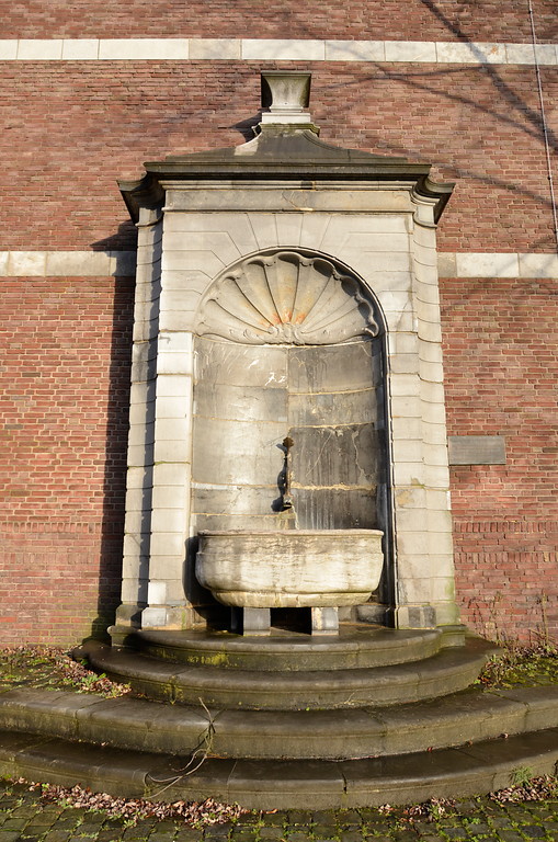 Der Couvenwandbrunnen auf dem Abteiplatz in Aachen-Burtscheid (2015)