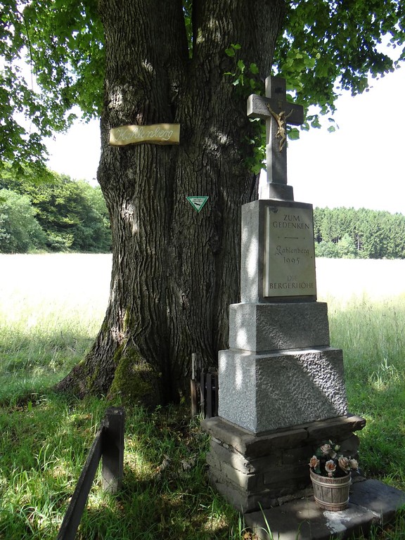 Wegekreuz unter der alten Linde, Erinnerung an die untergegangene Ortschaft Kahlenberg (2015).