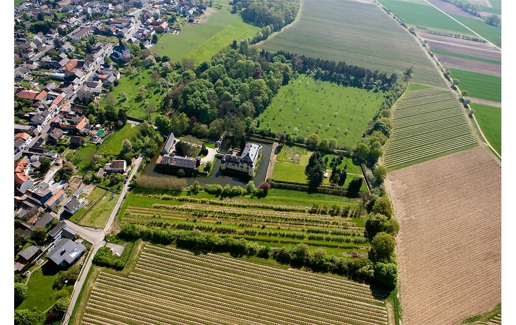 Luftbild der Luftaufnahme Wasserburg Lüftelberg und der Mühle (andere Straßenseite), Meckenheim (2009)