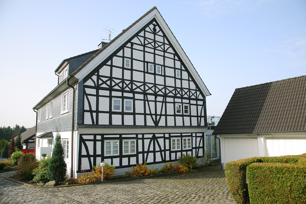 Freiliegendes Fachwerk an der Giebelseite eines Wohnhauses in Honsberg (2008)