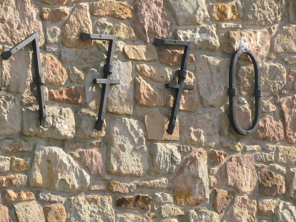 Maueranker mit Jahreszahl am südlichen Gebäude des historischen Stammhauskomplexes Hoesch in Schneidhausen