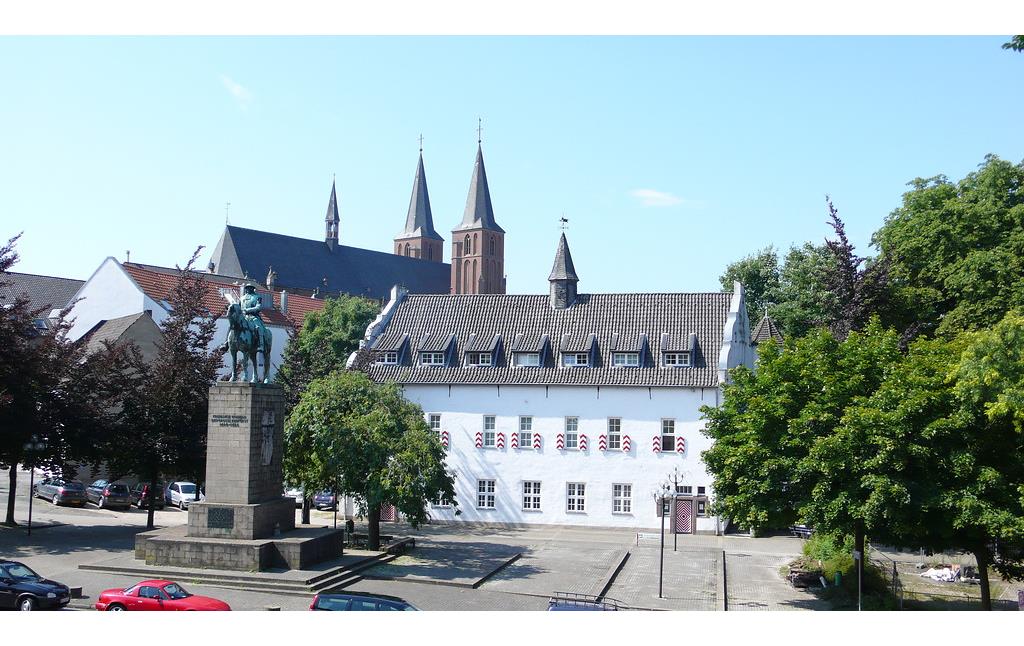 Denkmal des Großen Kurfürsten, Marstall und St. Mariä-Himmelfahrt in der Innenstadt von Kleve
