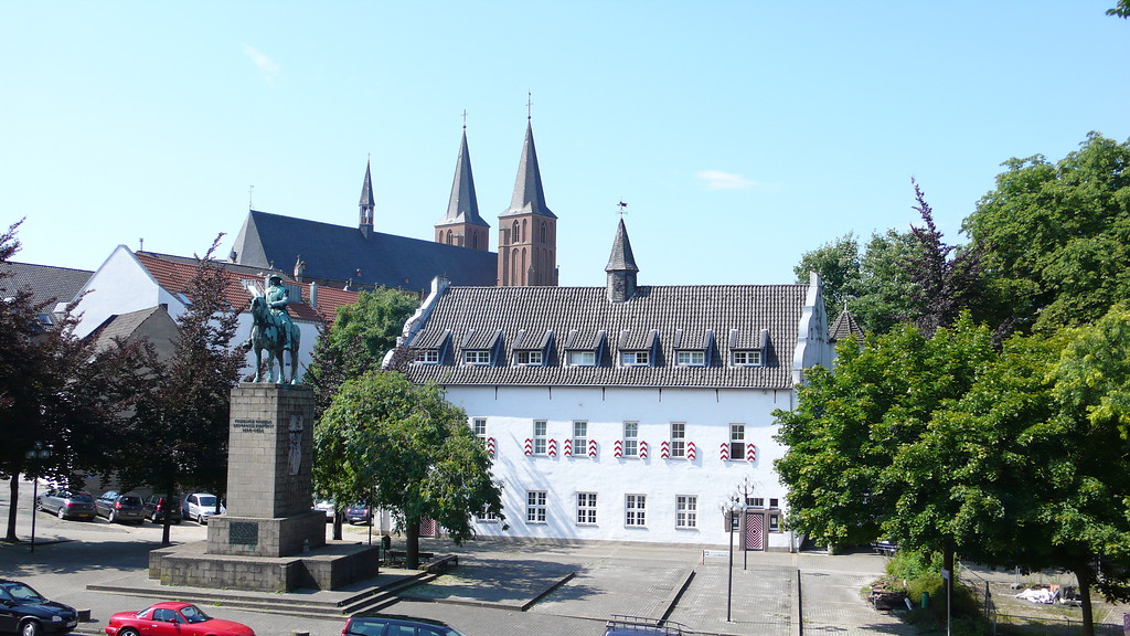 Denkmal des Großen Kurfürsten, Marstall und St. Mariä-Himmelfahrt in der Innenstadt von Kleve