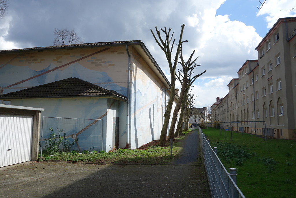 Köln-Mauenheim: Direkt benachbart zur Häuserzeile steht der Hochbunker im Innenhof der Siedlung (2016)