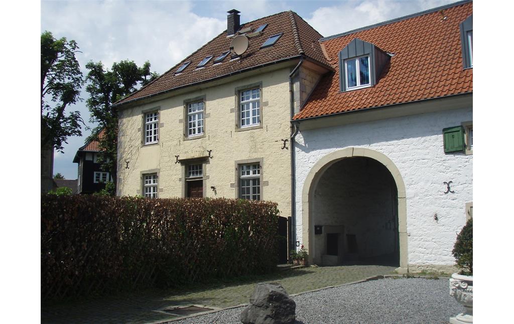 Haus Düssel in Wülfrah-Düssel (2009). Das heutige landwirtschaftliche Anwesen ist eine ehemalige Wasserburg.