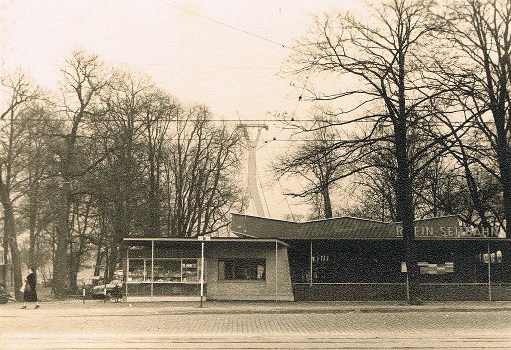 Historische Aufnahme von um 1957: Die Riehler Station der im Rahmen der Bundesgartenschau 1957 erbauten Kölner Rheinseilbahn zwischen Riehl und Deutz.