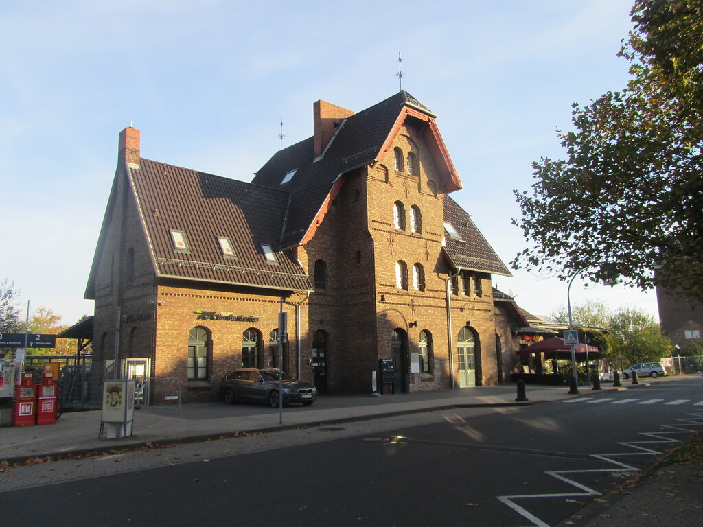 Das Empfangsgebäude des Bahnhofes Rheinbach wurde 1880 aus Backstein errichtet (2014)