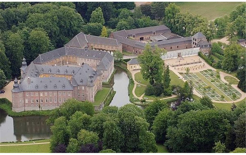 Die Schlossanlage von Schloss Dyck mit mehreren Gebäuden, dem Wassergraben und einem Teil des Parks (2005).