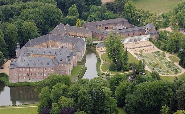 Die Schlossanlage von Schloss Dyck mit mehreren Gebäuden, dem Wassergraben und einem Teil des Parks (2005).