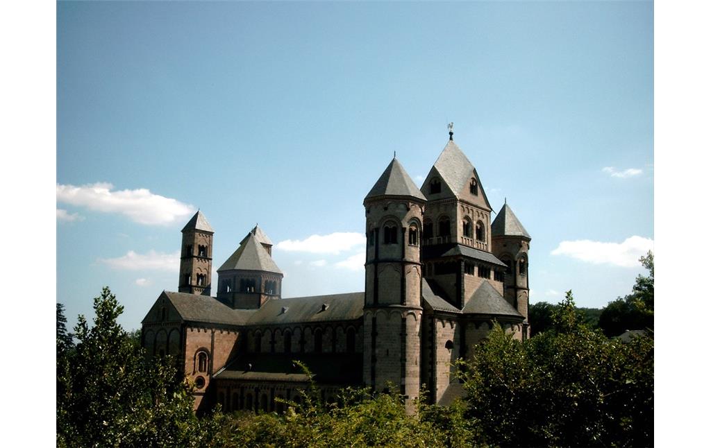 Ansicht der Abteikirche Maria Laach von Nordwesten (2002)