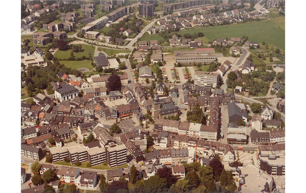 Luftbild des Stadtzentrums von Radevormwald in den 1980er Jahren (um 1980)