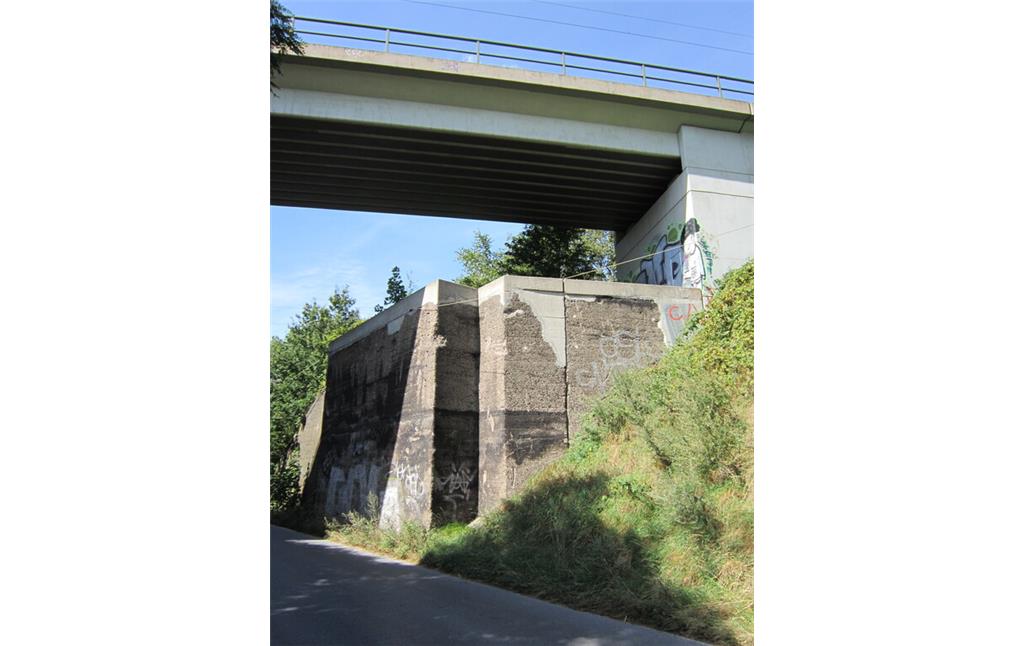 Baerl, Elisenstraße (2012). Unten der historische Brückenpfeiler der Strecke nach Hohenbudberg, oben die moderne Eisenbahnbrücke der Strecke nach Oberhausen