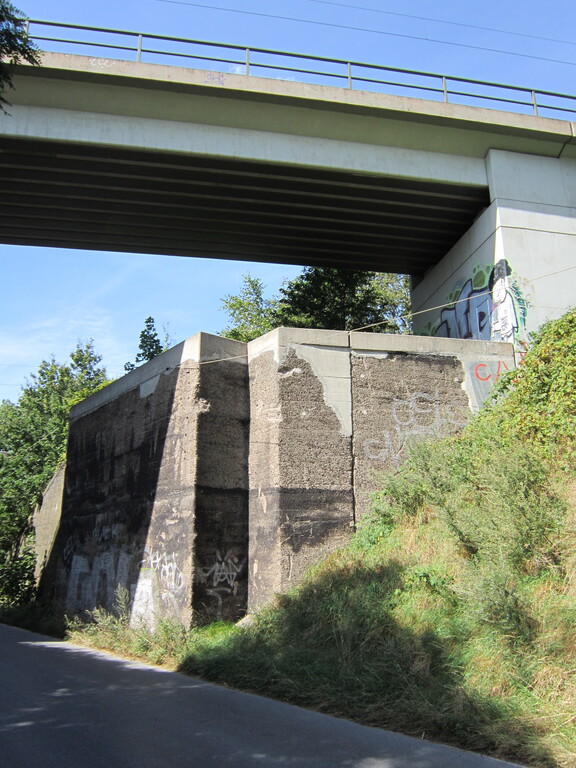 Baerl, Elisenstraße (2012). Unten der historische Brückenpfeiler der Strecke nach Hohenbudberg, oben die moderne Eisenbahnbrücke der Strecke nach Oberhausen