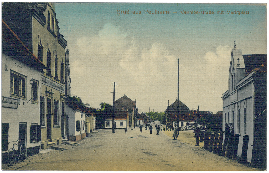 Abbildung 4: Venloer Straße und Marktplatz Pulheim mit offenem Bach (rechts); der Zugang zur Gaststätte ist überbrückt, der Bachrand durch Stämme abgesichert (2015)