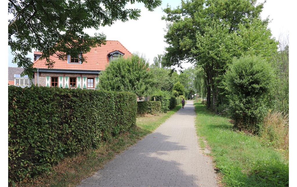 Weg entlang der Wurm mit der früheren Mühle Zweibrüggen (2022)