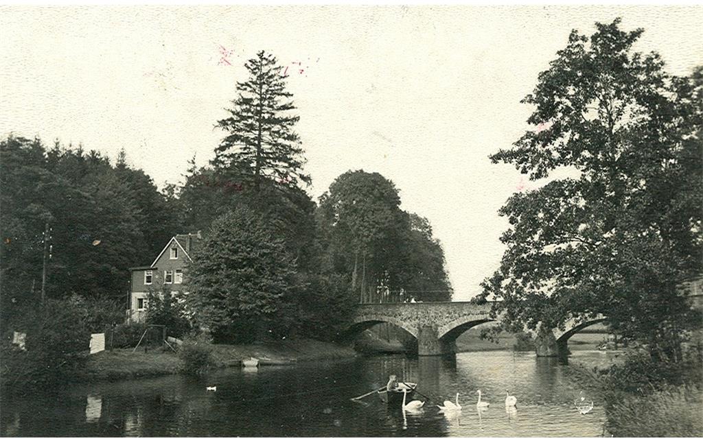 Historische Aufnahme (Ende 19./Anfang 20. Jahrhundert): Blick auf die alte Steinbrücke über die Agger bei Engelskirchen-Loope.